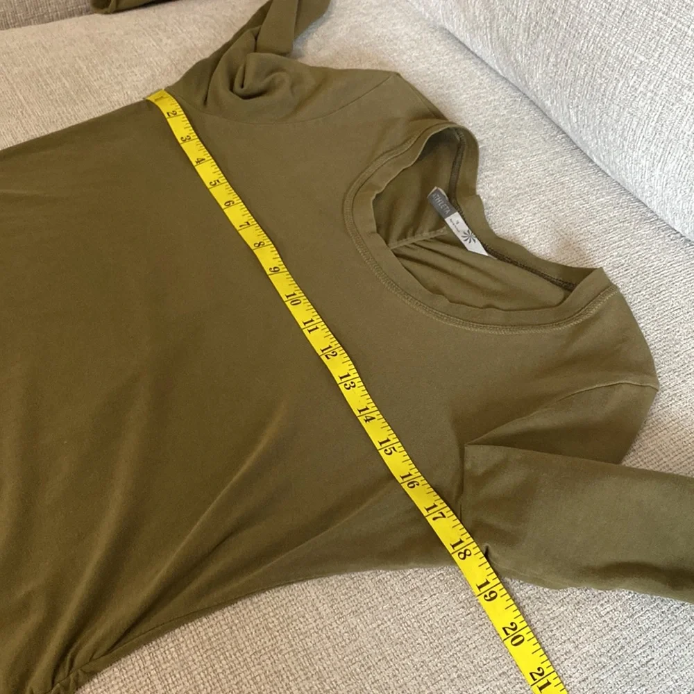 Athleta Olive Long Sleeve Ruched Sides Top S - Picture 9 of 11